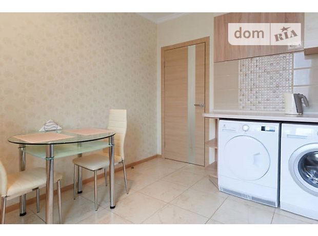 Rent daily an apartment in Kyiv on the St. Chornovola Viacheslava 27 per 1000 uah. 