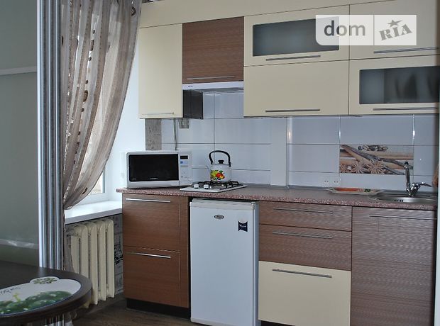 Зняти подобово квартиру в Дніпрі на просп. Олександра Поля 127 за 550 грн. 