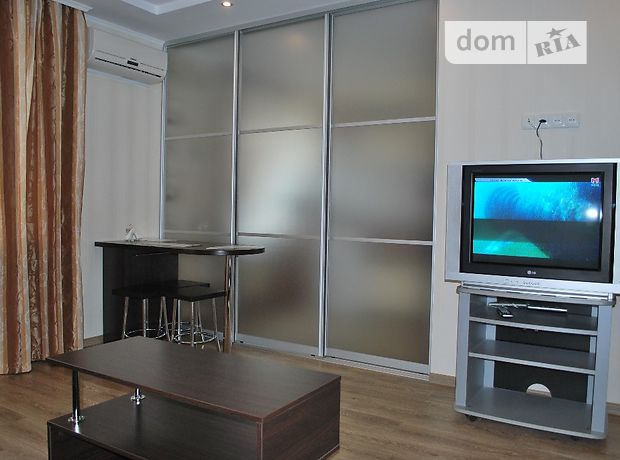 Rent daily an apartment in Dnipro on the Avenue Oleksandra Polia 127 per 550 uah. 