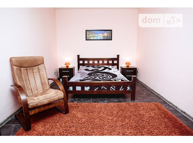 Rent daily an apartment in Chernihiv on the Avenue Myru 35а per 450 uah. 