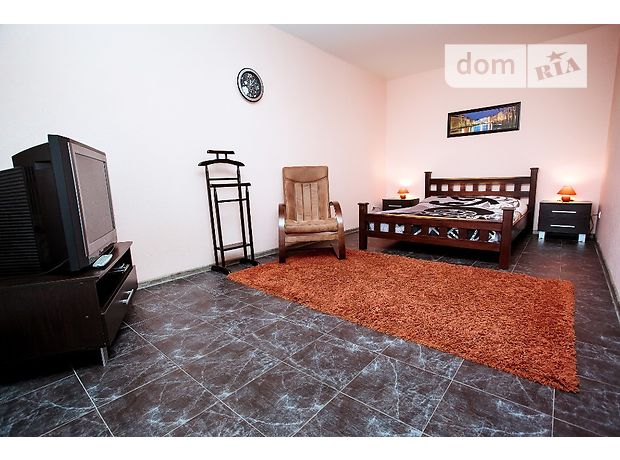 Rent daily an apartment in Chernihiv on the Avenue Myru 35а per 450 uah. 