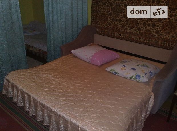 Rent daily an apartment in Kyiv on the St. Kopernika 12 per 400 uah. 