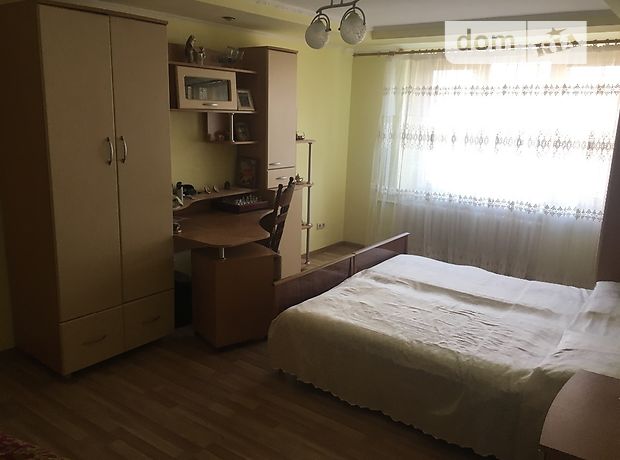 Rent a room in Chernivtsi on the St. Heroiv Maidanu per 4000 uah. 