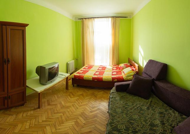 Rent daily a room in Lviv on the Avenue V‘iacheslava Chornovola 1 per 600 uah. 