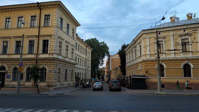 Зняти подобово квартиру в Чернівцях на Театральна площа за 700 грн. 