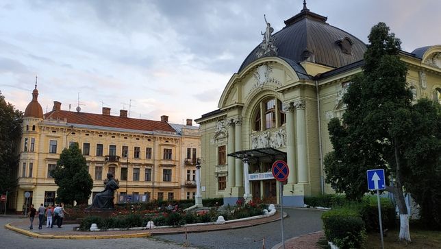 Rent daily an apartment in Chernivtsi on the Teatralna square per 700 uah. 