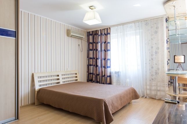 Rent daily an apartment in Kharkiv on the lane Dvadtsiat Tretoho Serpnia per 400 uah. 