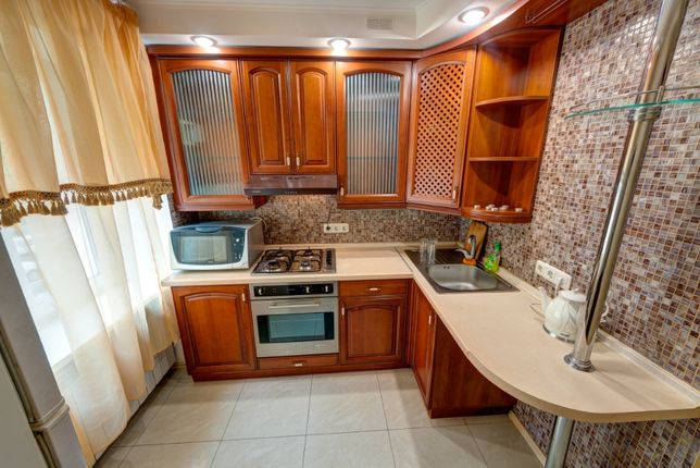 Rent daily an apartment in Kyiv on the St. Drahomyrova Mykhaila 10 per 950 uah. 