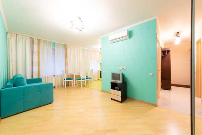 Rent daily an apartment in Kyiv on the lane Kostia Hordiienka 8 per 1400 uah. 