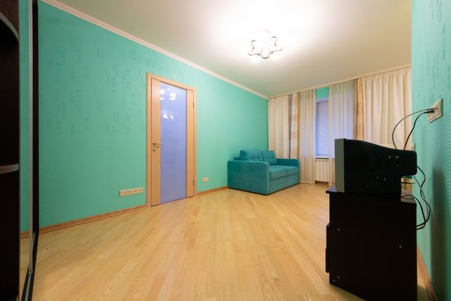 Rent daily an apartment in Kyiv on the lane Kostia Hordiienka 8 per 1400 uah. 