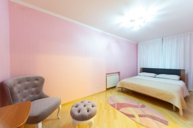 Rent daily an apartment in Kyiv on the lane Kostia Hordiienka 8 per 1400 uah. 