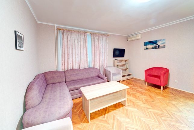 Rent daily an apartment in Kyiv on the St. Lesi Ukrainky 3 per 1100 uah. 