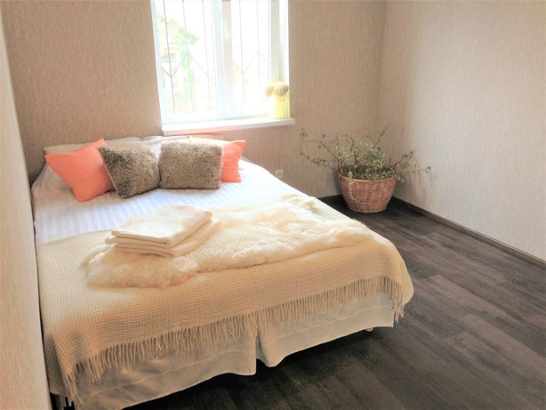 Rent daily a house in Kyiv on the St. Rusanivski sady per 4000 uah. 