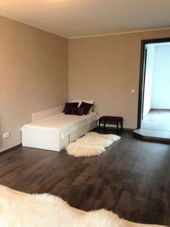 Rent daily a house in Kyiv on the St. Rusanivski sady per 4000 uah. 