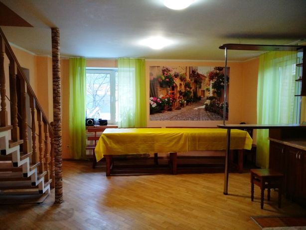 Rent daily a house in Kyiv on the St. Stetsenka 28 per 3000 uah. 