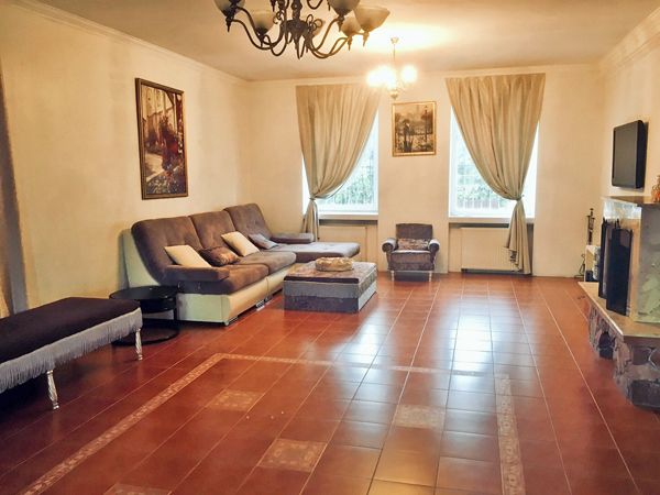 Rent daily a house in Kyiv on the St. Hertsena per 6000 uah. 