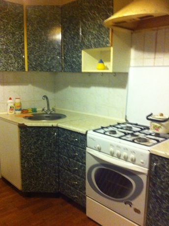 Rent daily an apartment in Kharkiv on the lane Dvadtsiat Tretoho Serpnia 5 per 250 uah. 