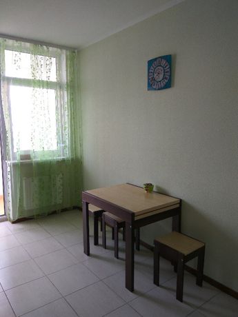 Rent daily an apartment in Kyiv on the St. Simi Kulzhenkiv 35 per 600 uah. 