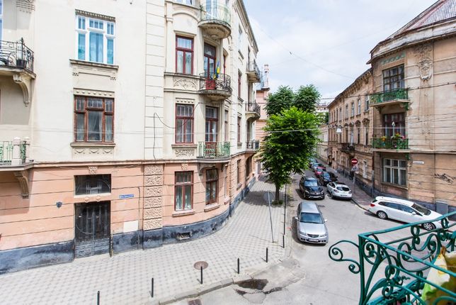 Rent daily an apartment in Lviv on the St. Zatyshna 1 per 500 uah. 