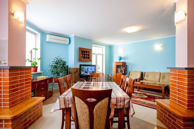 Rent daily an apartment in Kyiv on the St. Okipnoi Raisy 4а per 6000 uah. 