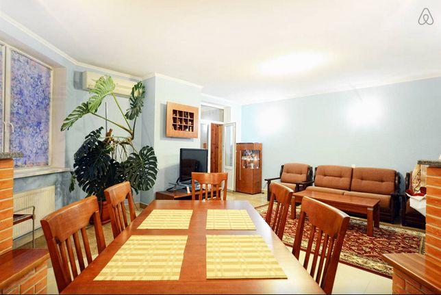 Rent daily an apartment in Kyiv on the St. Okipnoi Raisy 4а per 6000 uah. 