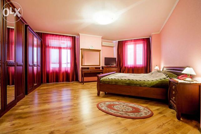 Rent daily an apartment in Kyiv on the St. Okipnoi Raisy 4а per 6000 uah. 