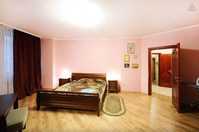 Rent daily an apartment in Kyiv on the St. Okipnoi Raisy 4а per 6000 uah. 