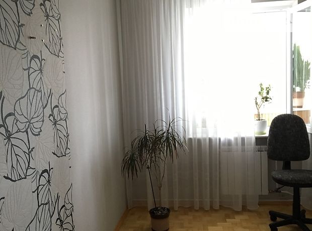 Rent an apartment in Kyiv on the St. Myloslavska per 9500 uah. 