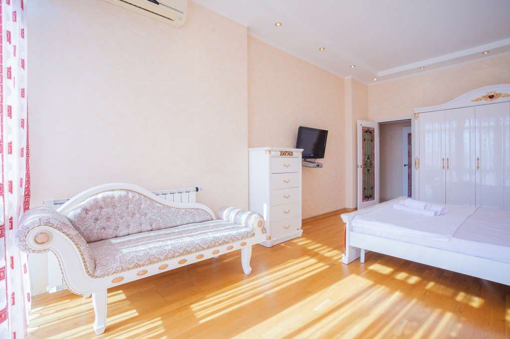 Rent daily an apartment in Kyiv on the St. Obolonska 050561 per 2500 uah. 