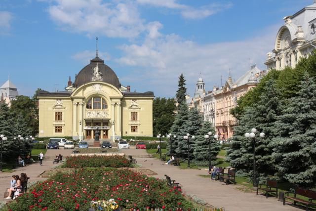Rent daily an apartment in Chernivtsi on the Teatralna square per 150 uah. 