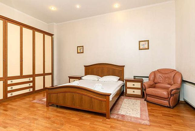 Rent daily an apartment in Kyiv on the St. Velyka Vasylkivska 2 per 2000 uah. 