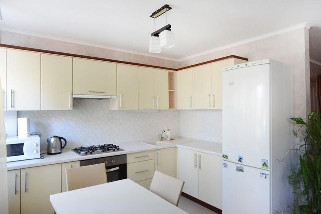 Rent daily an apartment in Kyiv on the St. Shovkovychna per 1000 uah. 