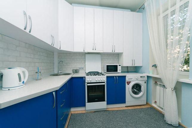 Rent daily an apartment in Kyiv on the St. Donetska 22 per 900 uah. 
