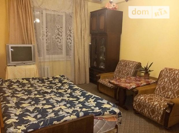 Rent a room in Kyiv on the St. Oleksiivska per 3500 uah. 