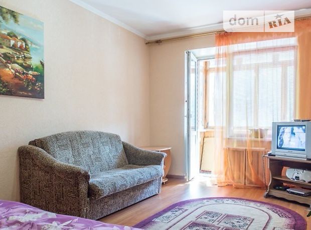 Rent daily an apartment in Kyiv on the St. Hospitalna per 950 uah. 