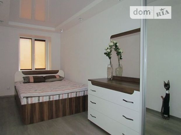Rent an apartment in Kyiv on the St. Hospitalna per 20000 uah. 