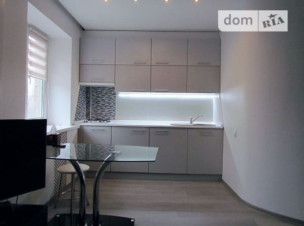 Rent an apartment in Kyiv on the St. Hospitalna per 20000 uah. 