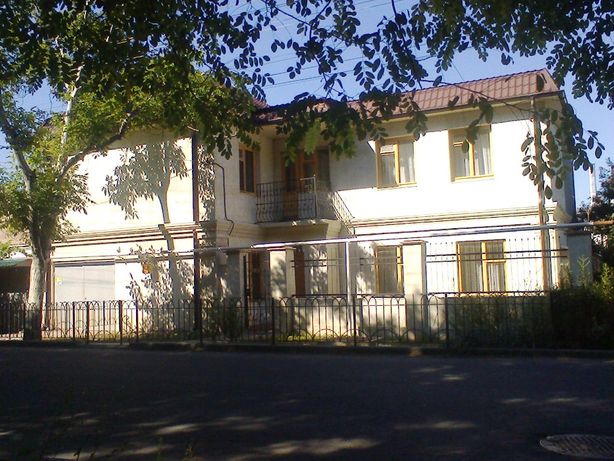 Rent daily a house in Odesa on the St. Anny Akhmatovoi 5 per 2000 uah. 