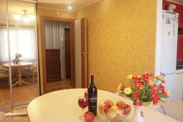 Rent daily an apartment in Kharkiv on the St. Velyka Honcharivska per 650 uah. 