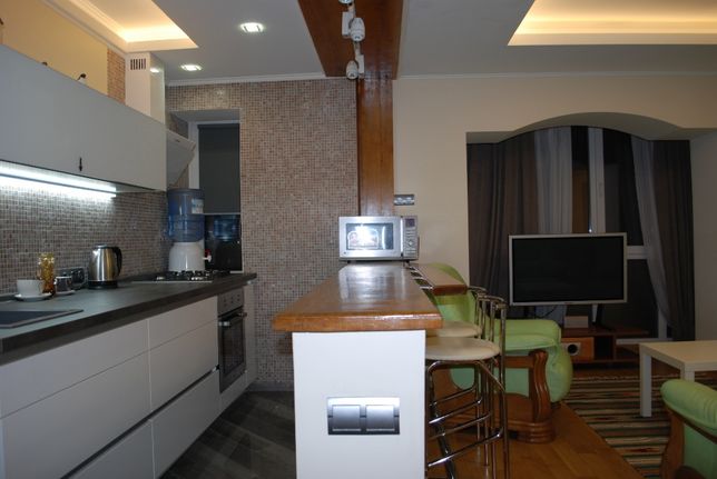 Rent an apartment in Kyiv on the Avenue Peremohy 10 per 25000 uah. 