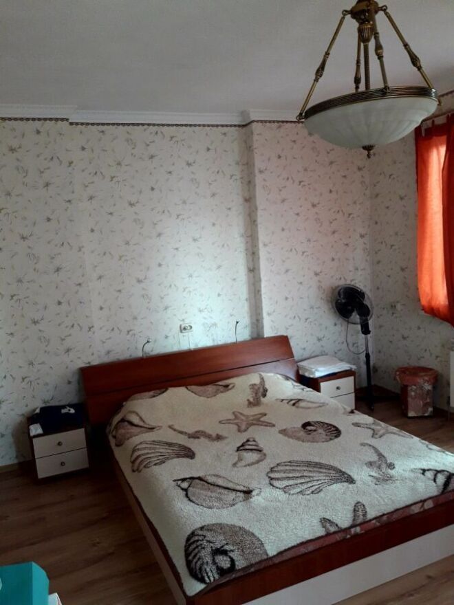 Rent an apartment in Kyiv on the St. Urlivska 21а per 15000 uah. 