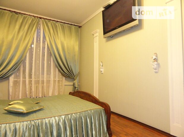 Rent daily an apartment in Vinnytsia on the St. Soborna per 800 uah. 