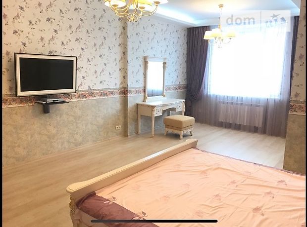 Rent an apartment in Kyiv on the Pecherska square per 35000 uah. 