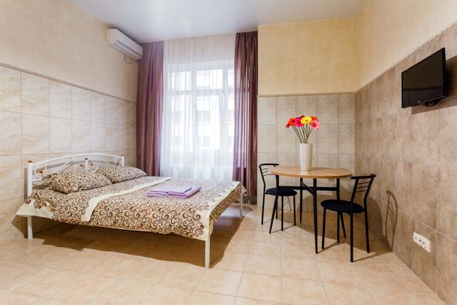 Rent daily an apartment in Kyiv on the Lesi Ukrainky square 36 per 600 uah. 