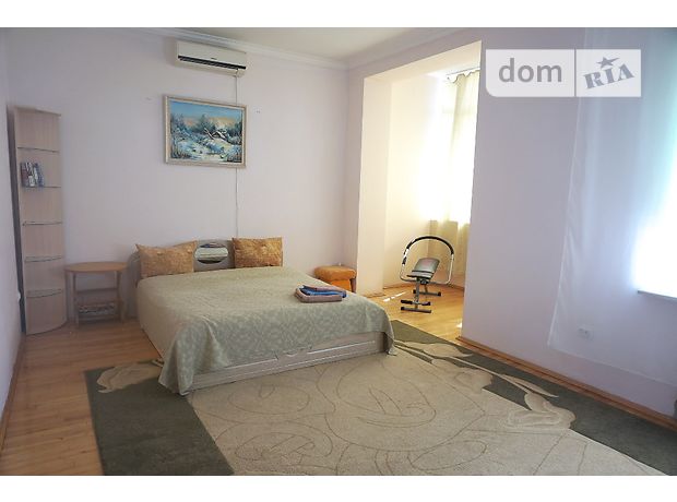 Rent daily an apartment in Chernivtsi on the Soborna square per 750 uah. 