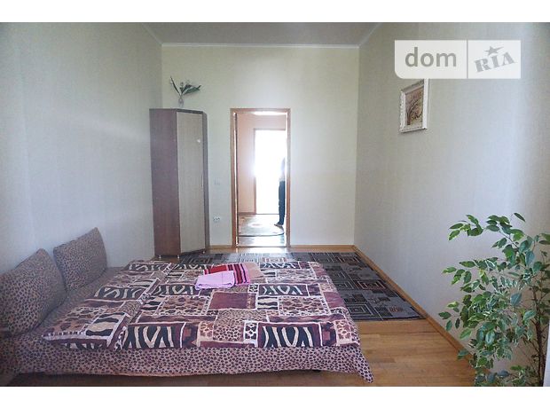 Rent daily an apartment in Chernivtsi on the Soborna square per 750 uah. 