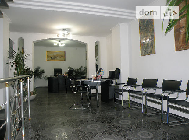 Rent an office in Chernivtsi on the St. Holovna per 37129 uah. 