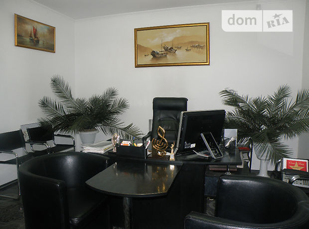 Rent an office in Chernivtsi on the St. Holovna per 37129 uah. 