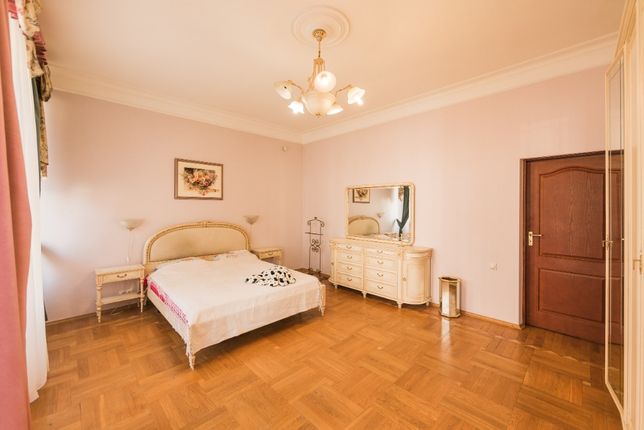 Rent daily an apartment in Kyiv on the St. Horkoho 9 per 2500 uah. 