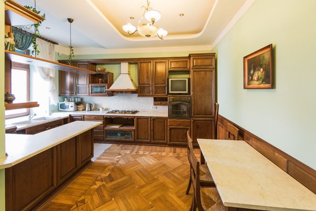 Rent daily an apartment in Kyiv on the St. Horkoho 9 per 2500 uah. 